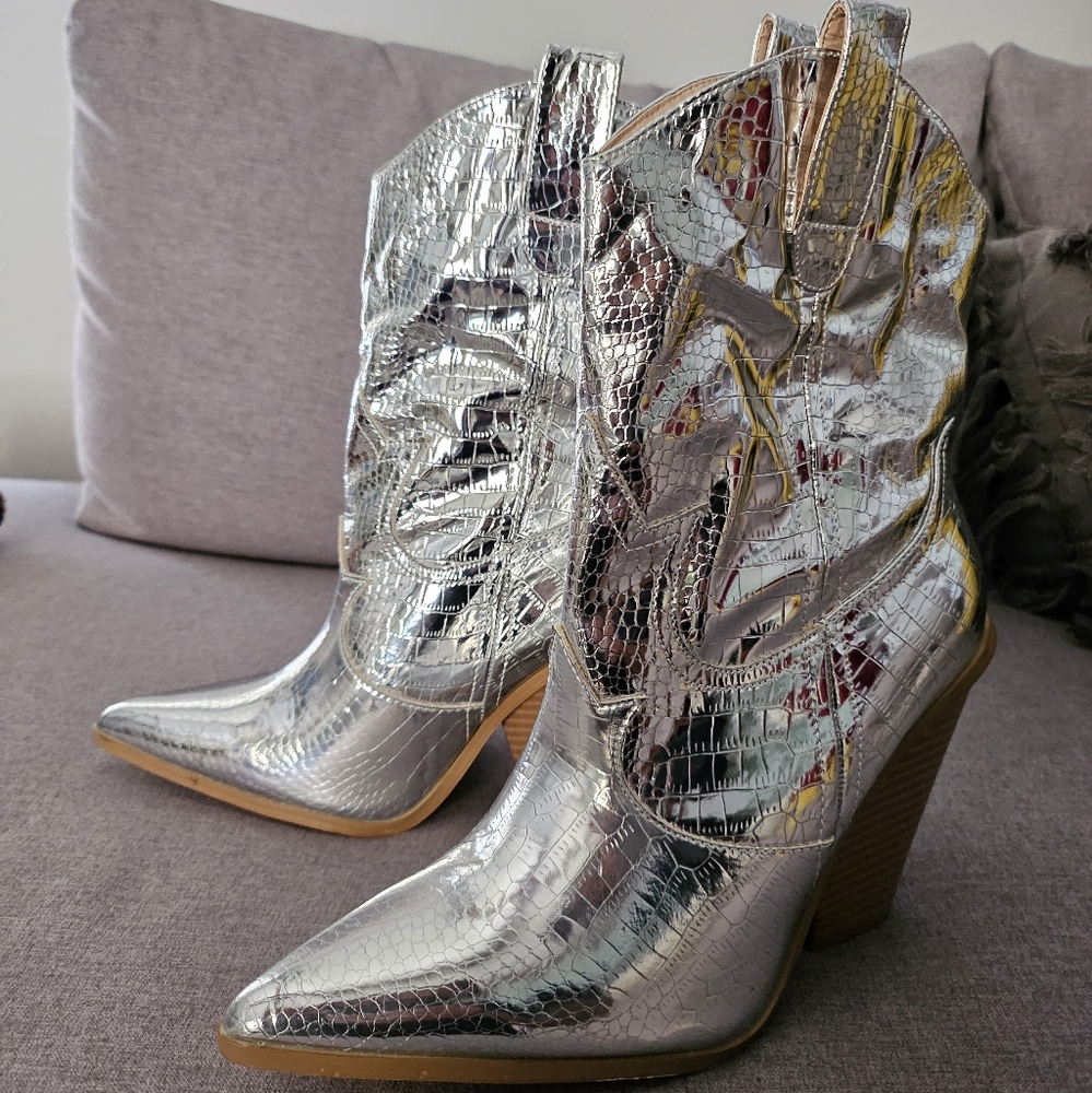 SOLD in another platform. Chrome Walk My Way Cowboy Boots. size 8.